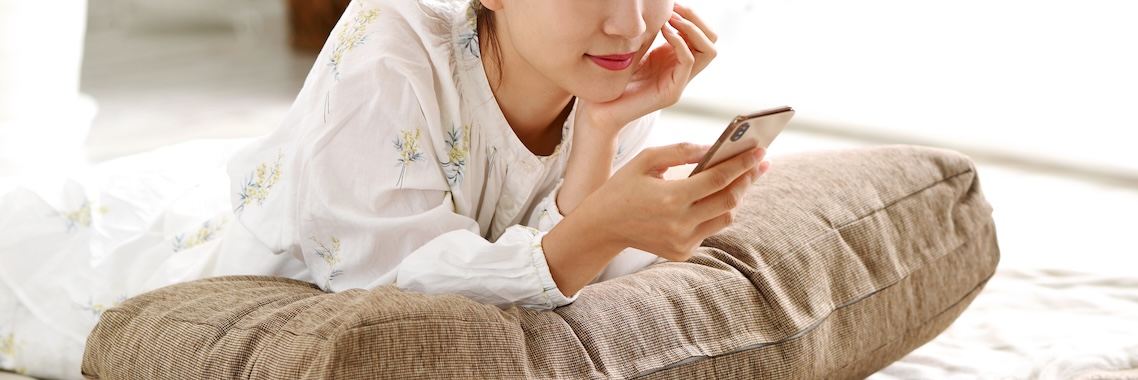 スマホを操作する女性 | 株式会社ワンウェーブジャパン