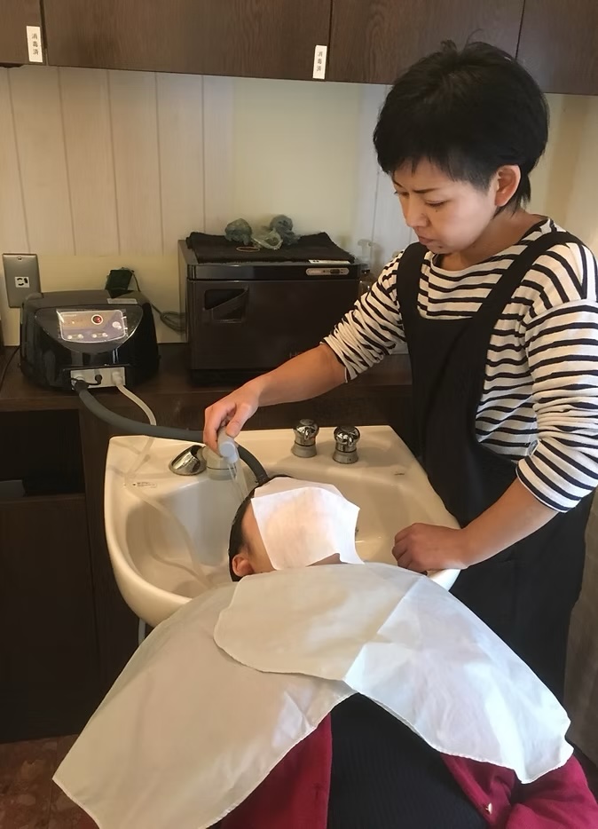 施術中 | 株式会社ワンウェーブジャパン