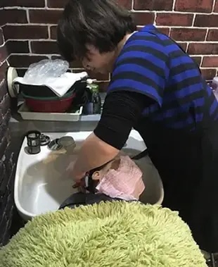 頭皮洗浄・施術中 | 株式会社ワンウェーブジャパン